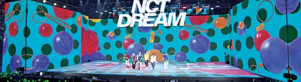 온라인 전용 유료 콘서트로 열린 아이돌 그룹 ‘NCT DREAM’ 공연. 증강현실(AR) 기술을 활용해 오프라인 콘서트장을 구현했다. SM엔터테인먼트 제공 