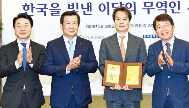 강동욱 제일전기공업 대표(왼쪽 세 번째)가 제126회 ‘한국을 빛낸 이달의 무역인’에 선정됐다. 이호현 산업통상자원부 무역정책국장(첫 번째), 강승구 한빛회 회장(두 번째), 한진현 한국무역협회 부회장(네 번째)이 강 대표의 수상을 축하하고 있다.  한국무역협회 제공 