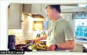 해리 해리스 주한 미국대사는 12일 미국 자택에서 닭한마리 요리를 하는 스티븐 비건 미 국무부 부장관의 영상을 트위터에 공개했다. 