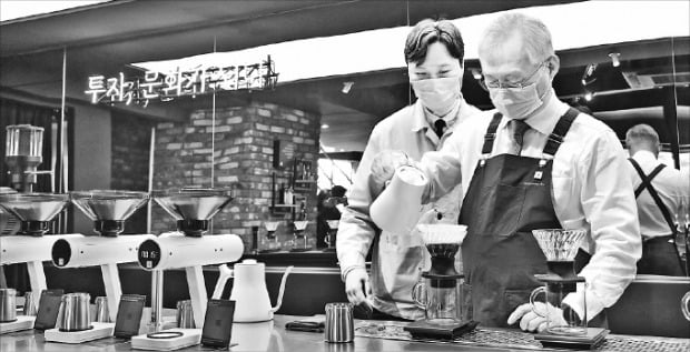 정영채 NH투자증권 사장(오른쪽)이 13일 서울 압구정동에 있는 복합문화공간 ‘문화다방’에서 커피를 추출하고 있다. /NH투자증권 제공 