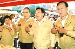 정윤숙 한국여성경제인협회장(왼쪽부터), 석용찬 한국경영혁신중소기업협회장, 김기문 중소기업중앙회장, 배동욱 소상공인연합회장 등이 14일 서울 남대문시장을 방문했다.   /중소기업중앙회 제공 