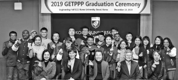 지난해 12월 19일 열린  ‘2019 고려대 그린스쿨 글로벌에너지정책전문가과정 졸업식’에서 학생들과 교수진이 졸업생들을 축하하고 있다. 고려대 제공 