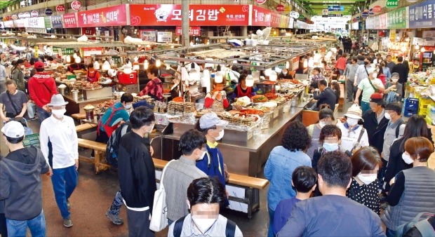 코로나지원금 지급 첫 주말…북적이는 광장시장