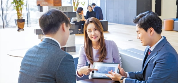 삼성생명은 스마트폰과 태블릿PC를 이용해 상품 컨설팅부터 계약까지 원스톱으로 진행하는 시스템을 구축한 데 이어 각종 안내문을 종이에서 디지털로 전환하는 작업을 전사적으로 진행하고 있다. 삼성생명 직원들이 태블릿PC를 통해 상담하고 있다.  삼성생명 제공 