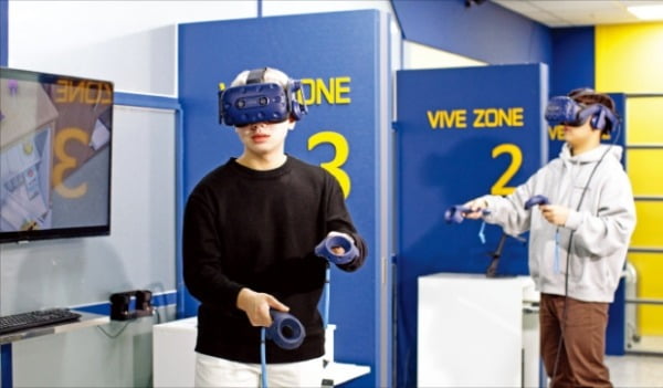 한국기술교육대 학생들이 증강현실(AR)·가상현실(VR) 실습실에서 VR 콘텐츠를 시연하고 있다.  한기대 제공 