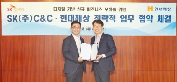 현대해상은 언택트(비대면) 분야 경쟁력을 강화하기 위해 지난달 SK C&C와 ‘디지털 기반 신규 비즈니스 모색을 위한 업무협약(MOU)’을 체결했다. 정규완 디지털전략본부장(오른쪽)과 이석진 SK C&C 채널앤마케팅 그룹장이 행사에 참여했다.  현대해상 제공 