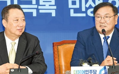 "하루하루가 전쟁" 호소하러 온 박용만 회장에게 카카오 사례 들며 "이익공유" 강조한 김태년