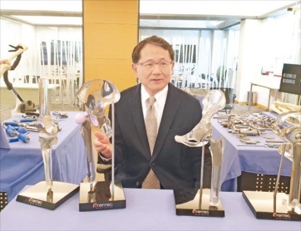 선승훈 코렌텍 대표가 서초동 서울사무소에서 글로벌 시장 개척 전략을 설명하고 있다.