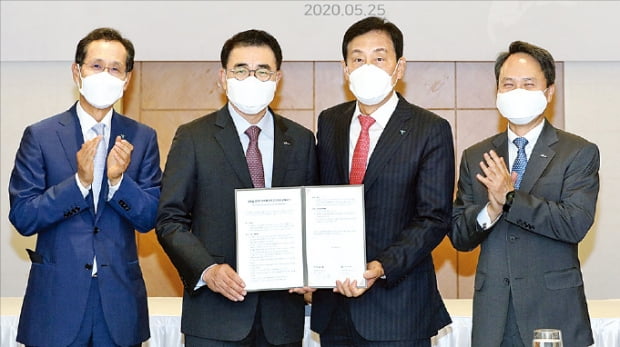 국내 순익 1위 신한금융·3위 하나금융 첫 MOU 체결 신한·하나금융그룹은 25일 서울 롯데호텔에서 글로벌 협력을 위한 양해각서를 체결했다. 왼쪽부터 지성규 하나은행장, 조용병 신한금융 회장, 김정태 하나금융 회장, 진옥동 신한은행장. 신한·하나금융 제공 