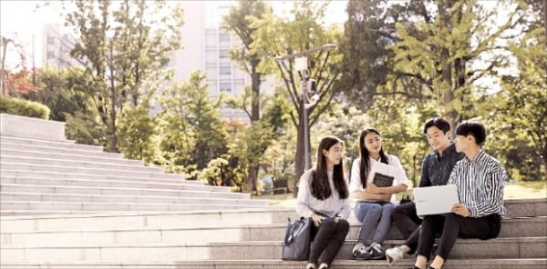 한국외국어대 일본학대학은 코로나19 피해 극복을 위해 장학금 지급을 결정했다. 총학생회는 지난 3월 1445만원을 모금해 희망브리지 전국재해구호협회에 전달했다.  한국외국어대 제공 