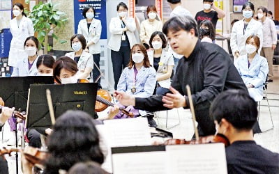 의료진·환자를 위하여…병원 '감성 백신 콘서트'