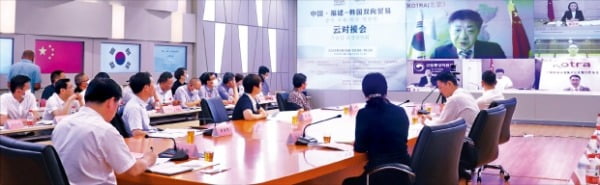 KOTRA는 26일부터 나흘간 중국 푸젠성에서 ‘한·푸젠 온라인 수출상담회’를 열고 있다. 푸젠성 기업인, 중국 정부 관계자 등이 온라인 수출 상담을 하고 있다.  KOTRA  제공 
