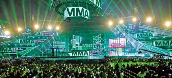 지난해 11월 서울 고척스카이돔에서 열린 MMA(멜론뮤직어워드) 시상식. 멜론은 2009년부터 매년 한 해 동안 회원들의 이용 데이터를 바탕으로 팬들의 투표 및 전문가 심사 등을 반영해 수상자를 선정하는 MMA를 개최하고 있다. 카카오 제공 