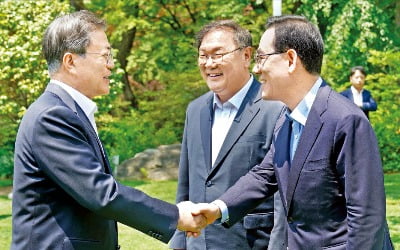 협치 강조한 문재인 대통령 "3차 추경·고용법 신속 처리를"