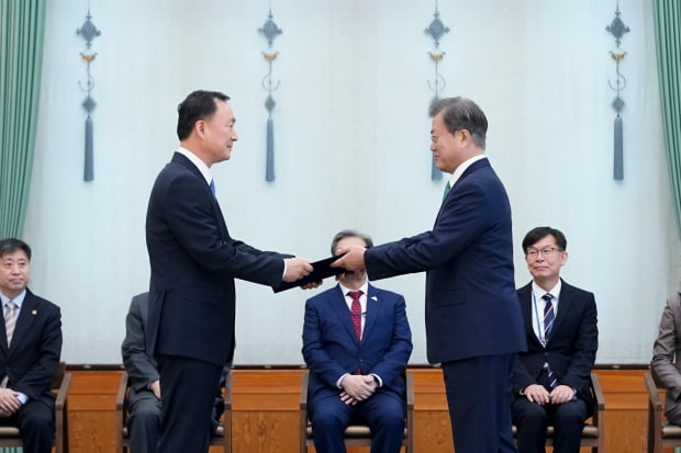 문재인 대통령이 19일 오후 청와대에서 유연상 신임 경호처장에게 임명장을 수여하고 있다. 사진=청와대사진기자단