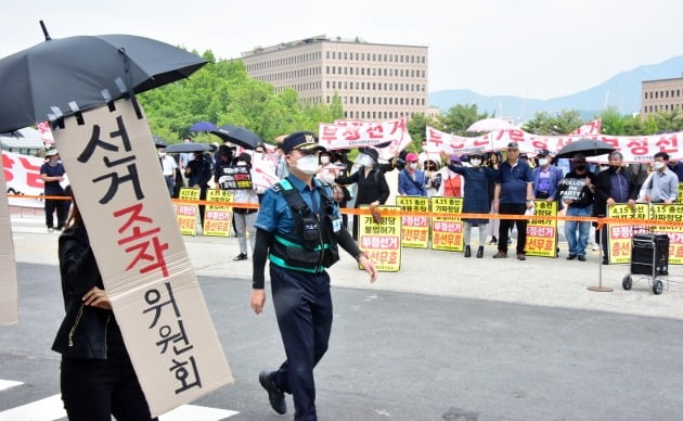 28일 경기도 과천시 중앙선거관리위원회 앞에서 보수단체 회원들이 집회를 하고 있다. 이날 중앙선관위에서는 '21대 국회의원 선거 투·개표 관련 부정선거 의혹 해소를 위한 공개시연회'가 열렸다. 사진=강은구 기자 egkang@hankyung.com