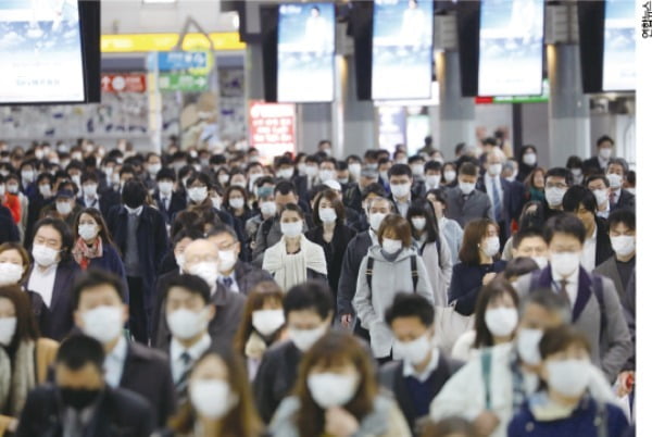 일본 정부는 코로나19 확산 저지를 위한 국가 비상사태를 이달 말까지 연장할 예정이다. 사진은 지난 4일 일본 내 한 지하철 역사/사진=연합뉴스