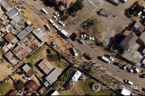 "식량배급 받으러 밤샘 긴 줄" 남아공 흑인지구 실상