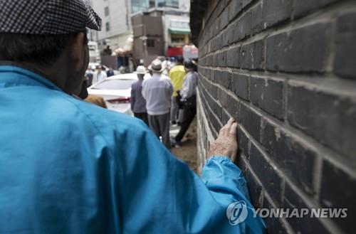 배고픔엔 휴일이 없다…'황금연휴'에도 350명 줄선 노인급식소