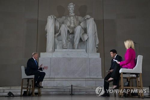 트럼프 "미 코로나 사망자 10만 예상"…경제 재개 거듭 강조