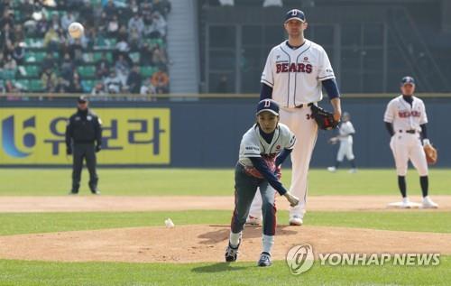 '코로나 시대'에 프로야구 무관중 개막전 시구자는 '단 2명'