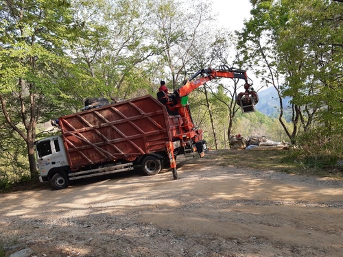 김천 황악산에 폐타이어 90여개·쓰레기 불법 투기