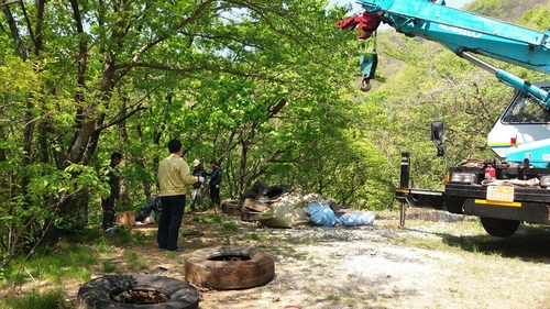 김천 황악산에 폐타이어 90여개·쓰레기 불법 투기