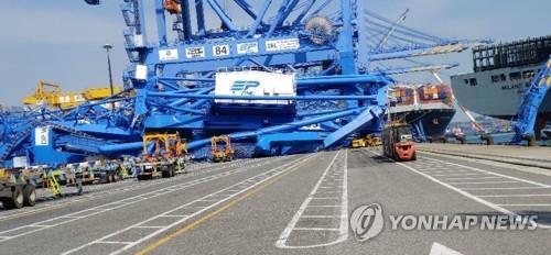 부산신항 크레인 충돌 선박, 프로펠러 노출된 채 운항하다 사고