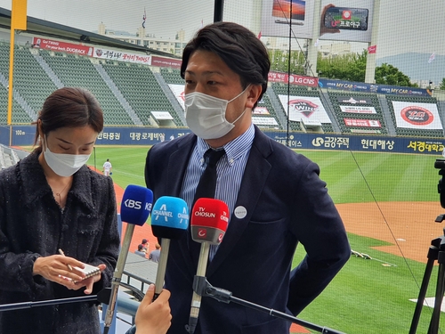 잠실 찾은 LA타임스·닛폰TV "코로나 시대, 한국 야구는 어떻게"