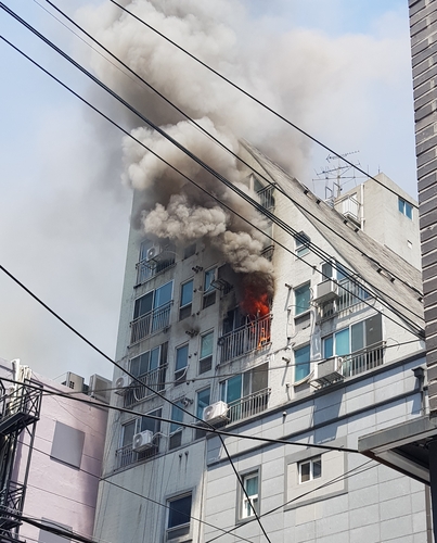 서울 신촌역 인근 원룸텔서 화재…1명 병원이송