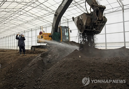 춘천 옛 미군부대 정화지역서 기름층 발견…시료 채취 분석