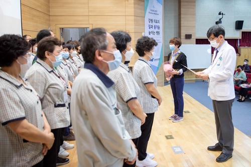 '비정규직 설움 끝'…강원대병원 근로자 101명 정규직화