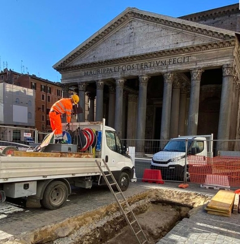 로마 판테온 앞 '싱크홀'서 2천년 넘은 도로 석재 발굴