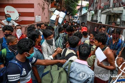 인도 봉쇄 빗장 풀자 신규 확진 '껑충'…3일간 1만명↑