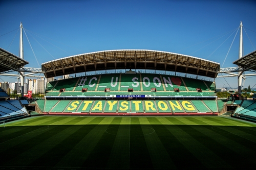 코로나 뚫고 '기적같은 개막'…세계 축구팬 시선, 전주성 향하다