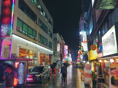 이태원 집단감염에 유흥가 적막…'운영자제'에도 일부 호객행위