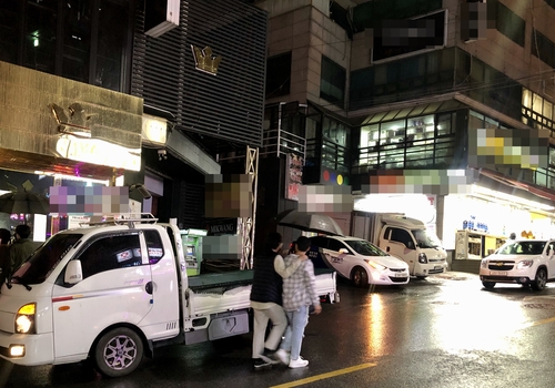 이태원 집단감염에 유흥가 적막…'운영자제'에도 일부 호객행위