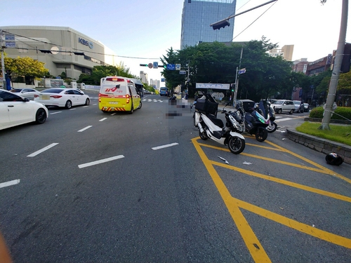 버스와 충돌한 무헬멧 오토바이 운전자 사망, 동승자 중상(종합)