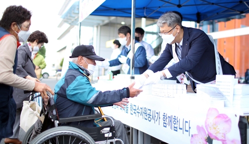 수자원공사, 서울역 등 주요역에서 손소독제 1만개 배부