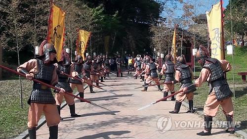 '백제의 기상' 공주시 웅진성 수문병 교대식 팡파르