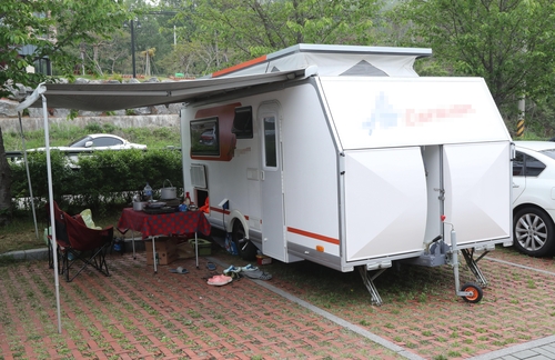 '불법 캠핑 행렬'…캐러밴에 점령당한 경인아라뱃길 주차장