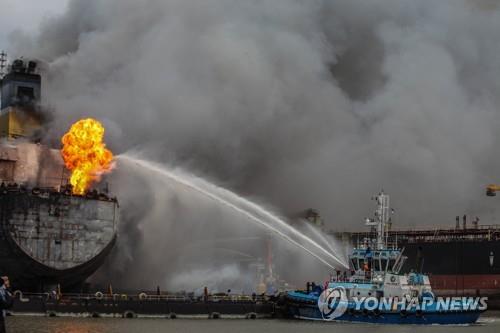 인도네시아 유조선 화재로 최소 7명 사망·22명 부상