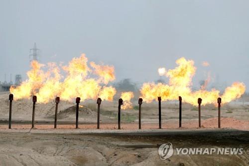 사우디 "OPEC+ 합의 감산량보다 산유량 더 줄이자" 제안