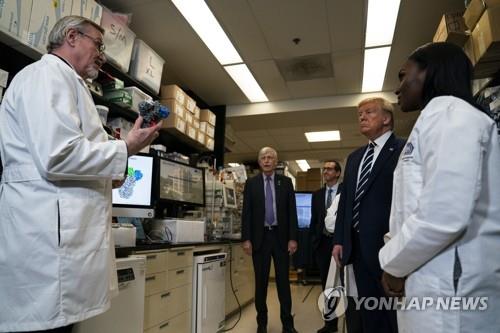 트럼프, 코로나 백신 '초고속 개발' 위해 전 제약사 임원 영입