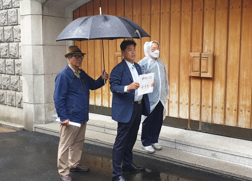 시민단체, 전두환 자택 앞에서 "학살 원흉 처단하라" 항의 집회