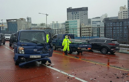 부산 고가도로서 빗길 다중추돌 사고…2명 경상