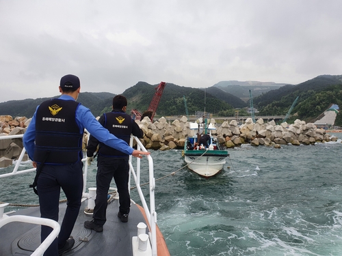 삼척 해상서 낚시어선 시동 안 걸려…낚시객 4명 구조