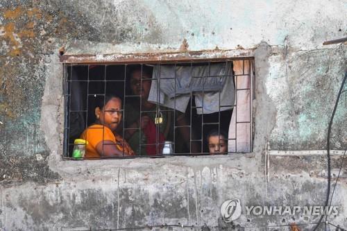 '印 경제 심장' 뭄바이, 코로나로 직격탄…의료·치안 붕괴 위기