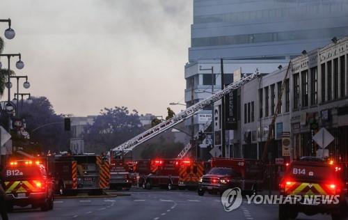 미 LA시내 대마농축 공장서 대형폭발 화재…소방관 11명 부상(종합)