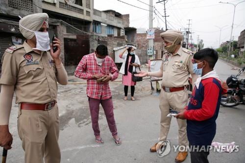 印 코로나19 신규확진 5천명 육박 '일일 최다'…누적 9만명 넘어